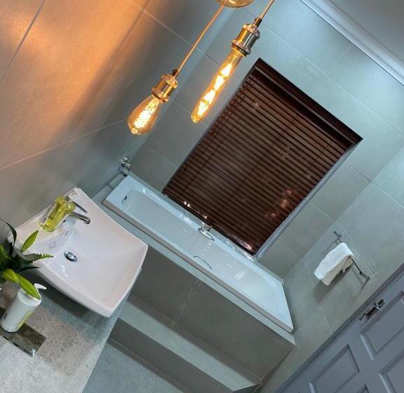 キングサイズベッドのスーペリアルーム, Spacube Luxury Suites And Spa