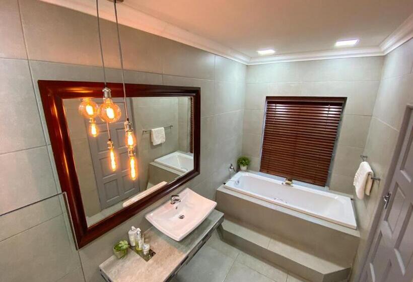 キングサイズベッドのスーペリアルーム, Spacube Luxury Suites And Spa