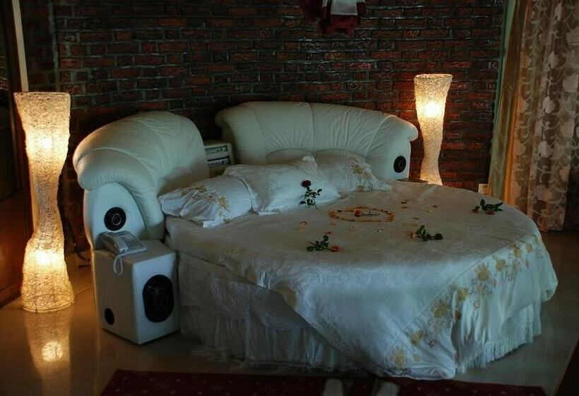 سوییت لوکس, Lewi Hotel Piazza