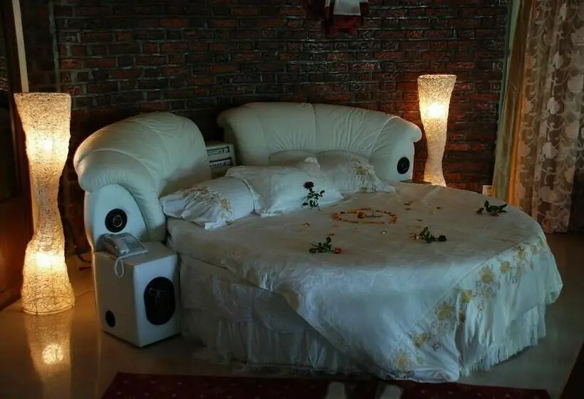 سوییت لوکس, Lewi Hotel Piazza