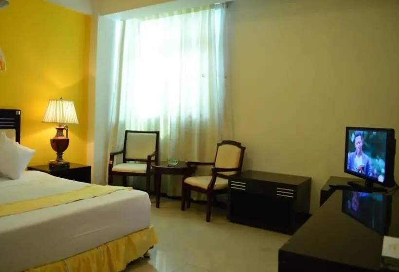 سوییت لوکس, Lewi Hotel Piazza
