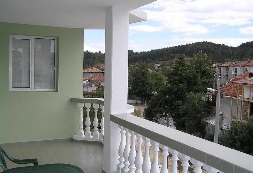 Четырехместный Номер Стандарт с Балконом, Karadzhovy Guest House