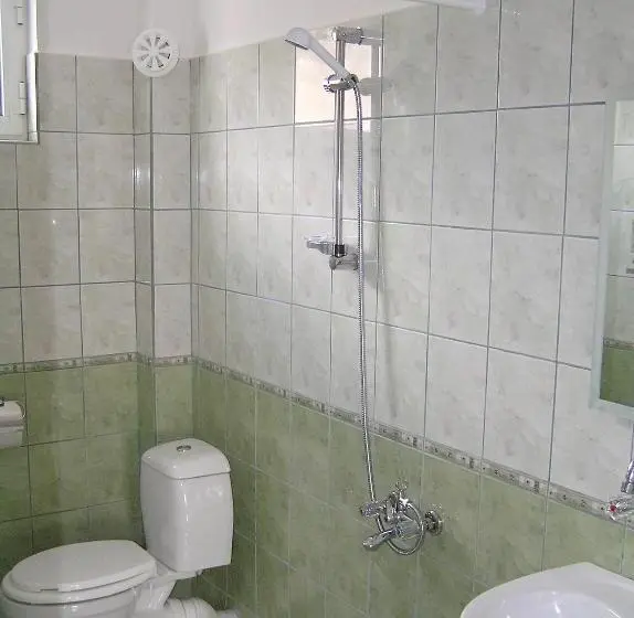 バルコニー付きスタンダードトリプルルーム, Karadzhovy Guest House
