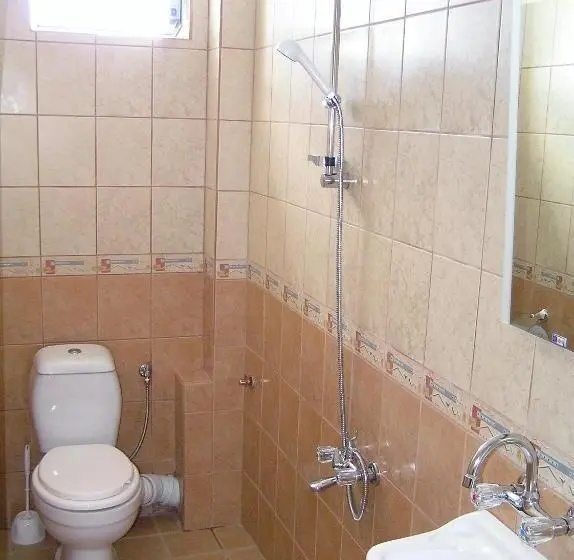 バルコニー付きスタンダードトリプルルーム, Karadzhovy Guest House