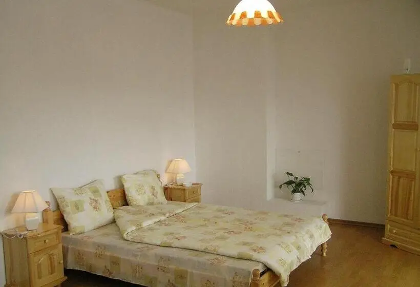 バルコニー付きスタンダードトリプルルーム, Karadzhovy Guest House
