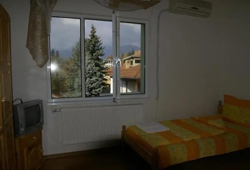 バルコニー付きスタンダードトリプルルーム, Karadzhovy Guest House