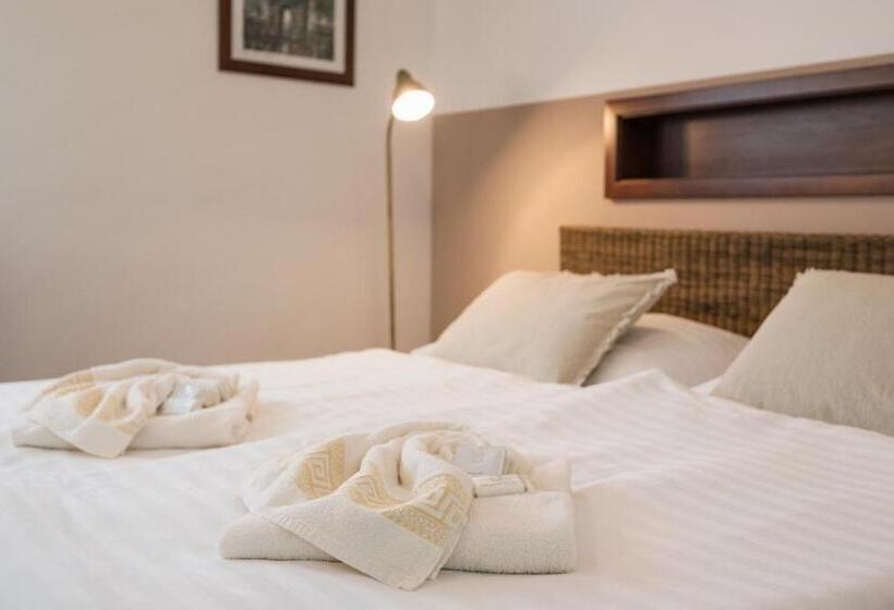 جناح, Penzion Troja