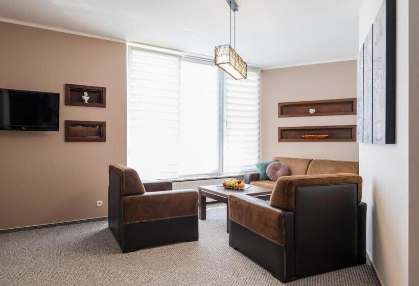 جناح, Penzion Troja