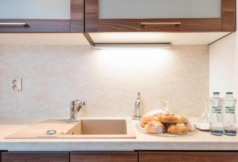 جناح, Penzion Troja