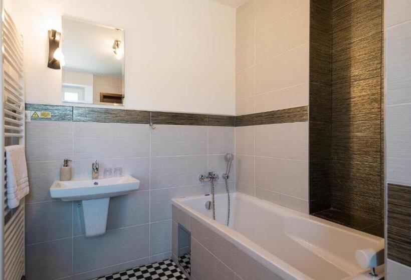 جناح, Penzion Troja