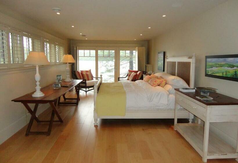 Suite with lake view, Gîte Et Atelier De L Artiste Peintre Paysagiste Canadien Gordon Harrison