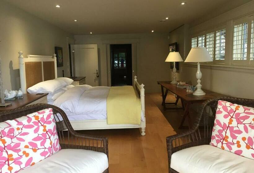 Suite with lake view, Gîte Et Atelier De L Artiste Peintre Paysagiste Canadien Gordon Harrison