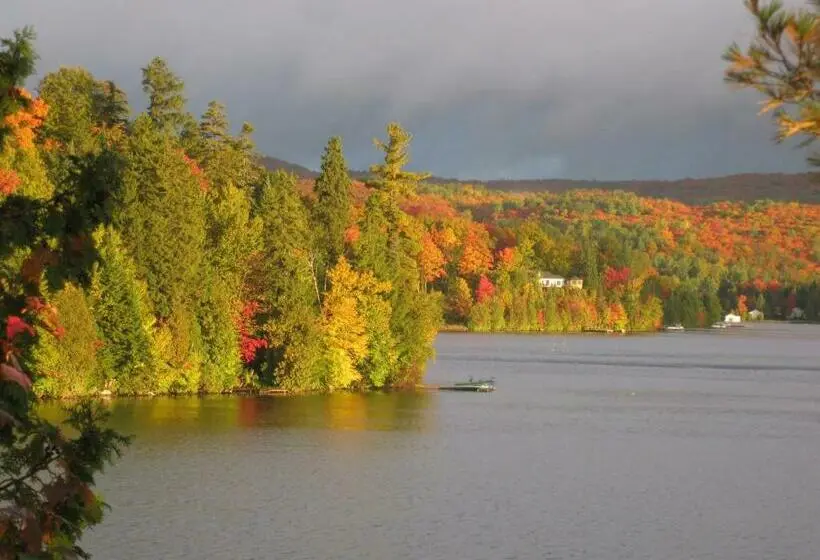 Suite with lake view, Gîte Et Atelier De L Artiste Peintre Paysagiste Canadien Gordon Harrison