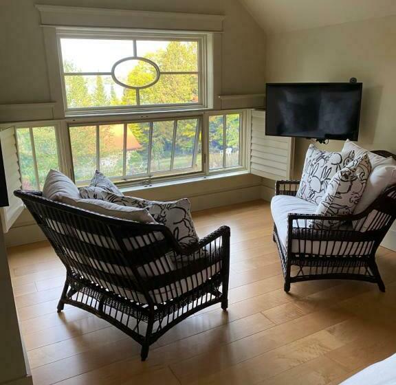 Suite with lake view, Gîte Et Atelier De L Artiste Peintre Paysagiste Canadien Gordon Harrison