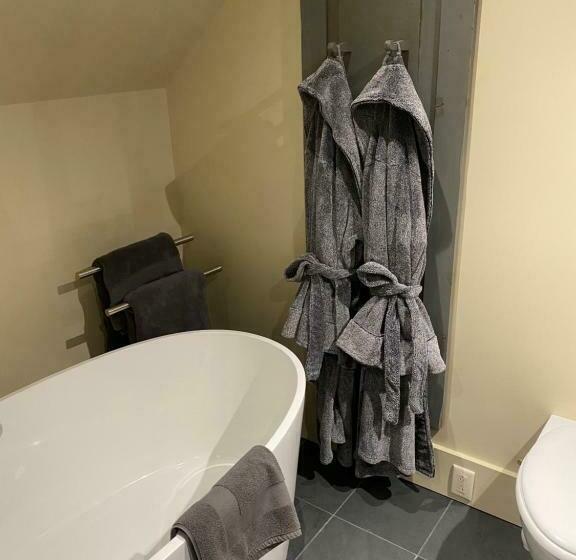 Suite with lake view, Gîte Et Atelier De L Artiste Peintre Paysagiste Canadien Gordon Harrison