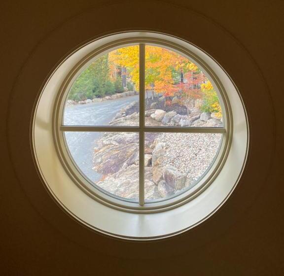 Suite with lake view, Gîte Et Atelier De L Artiste Peintre Paysagiste Canadien Gordon Harrison