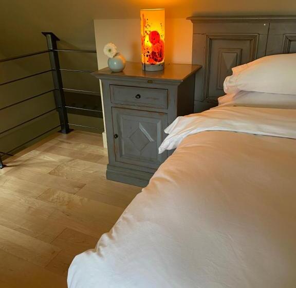 Suite with lake view, Gîte Et Atelier De L Artiste Peintre Paysagiste Canadien Gordon Harrison