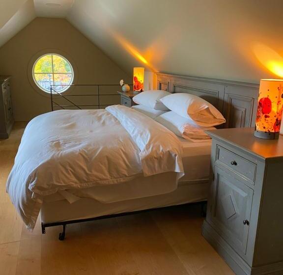 Suite with lake view, Gîte Et Atelier De L Artiste Peintre Paysagiste Canadien Gordon Harrison