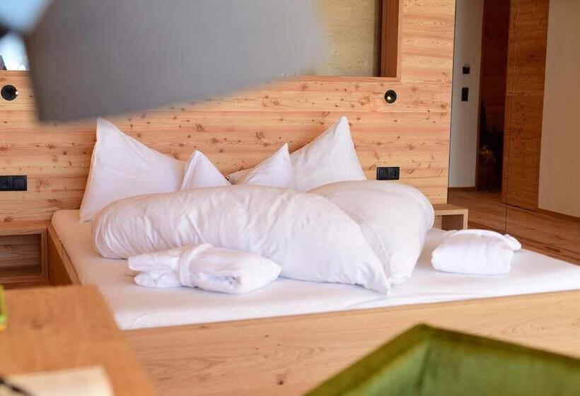 جناح جونيور مزوَّد بتراس, Tratterhof Mountain Sky