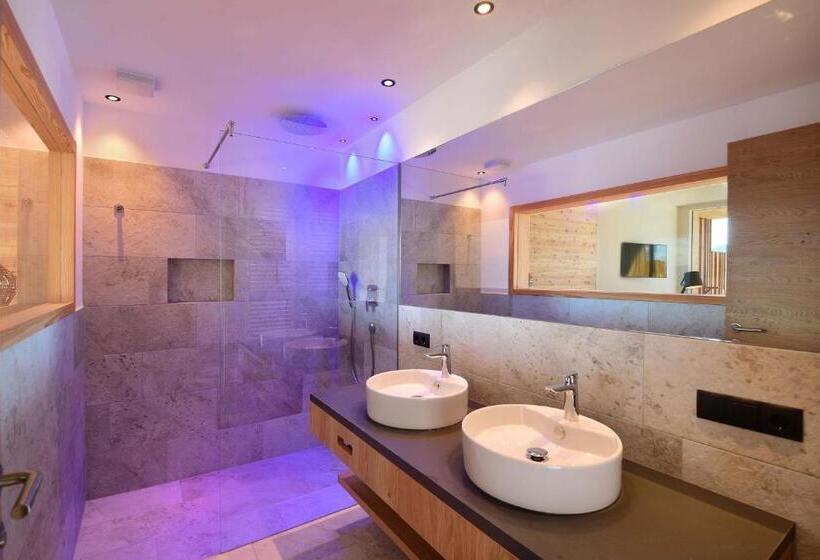 סוויטת ג'וניור עם טרסה, Tratterhof Mountain Sky