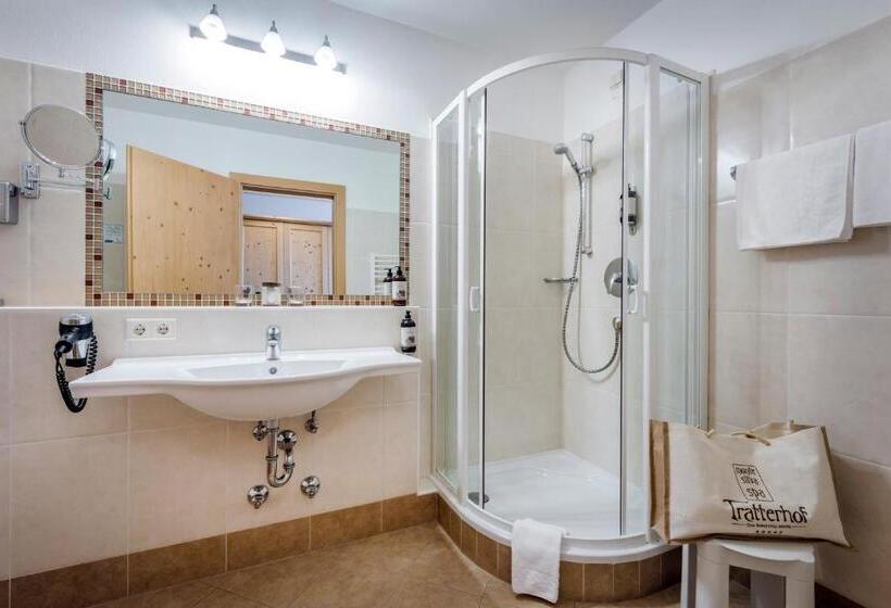 חדר משפחתי, Tratterhof Mountain Sky