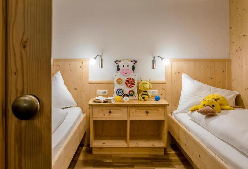 חדר משפחתי, Tratterhof Mountain Sky