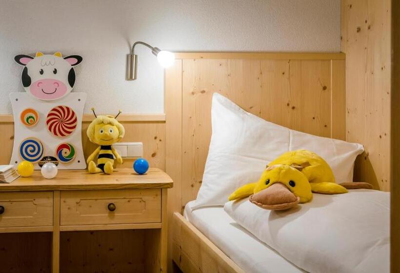 חדר משפחתי, Tratterhof Mountain Sky