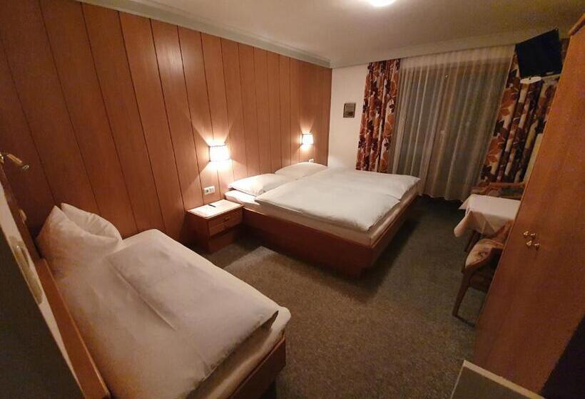 Трехместный Номер Стандарт с Балконом, Haus Monika Und Haus Claudia