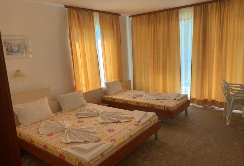 غرفة قياسية ثلاثية مزودة بشرفة, Lilia Guest House