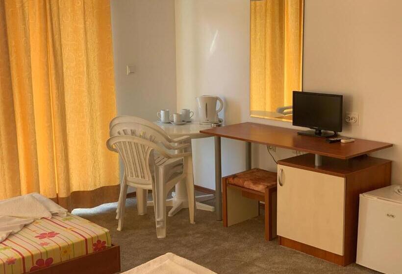 חדר סטנדרט לשלושה עם מרפסת, Lilia Guest House