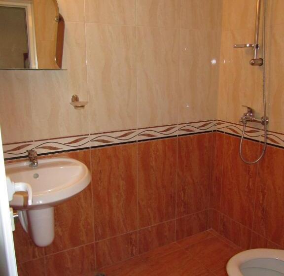غرفة قياسية ثلاثية مزودة بشرفة, Lilia Guest House