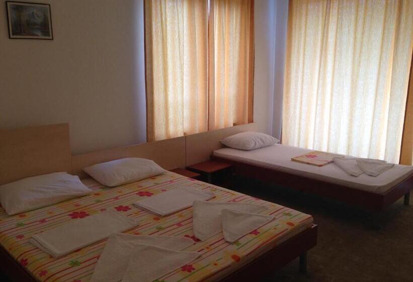 חדר סטנדרט לשלושה עם מרפסת, Lilia Guest House