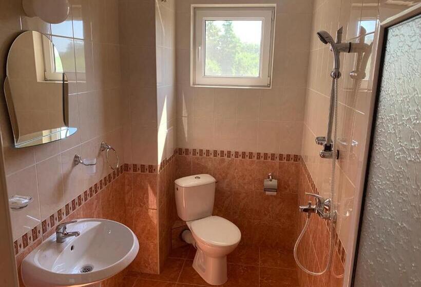 غرفة قياسية ثلاثية مزودة بشرفة, Lilia Guest House