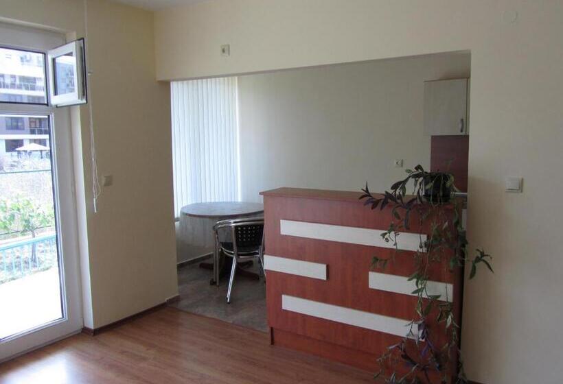 דירת שני חדרים עם מרפת, Lilia Guest House