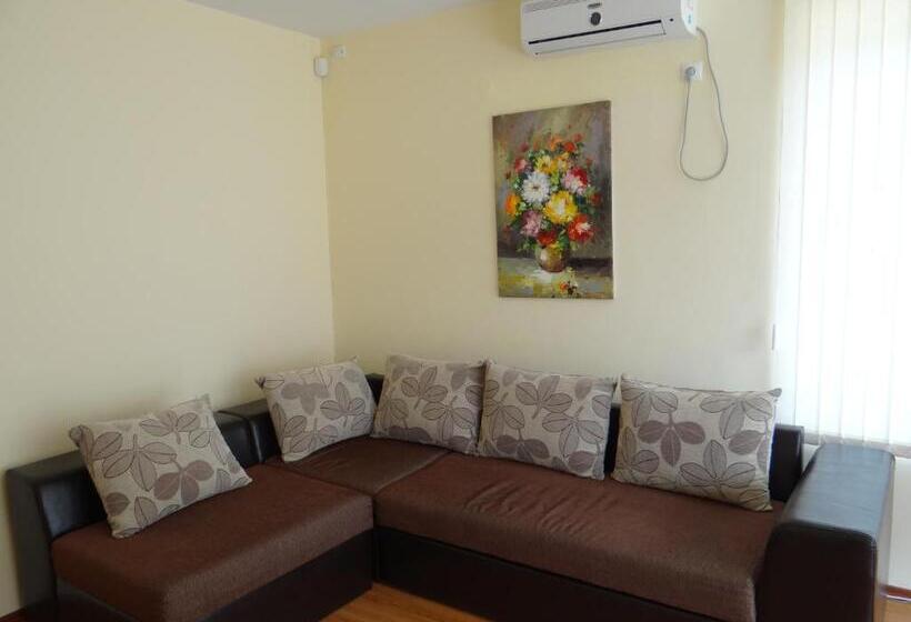 דירת שני חדרים עם מרפת, Lilia Guest House