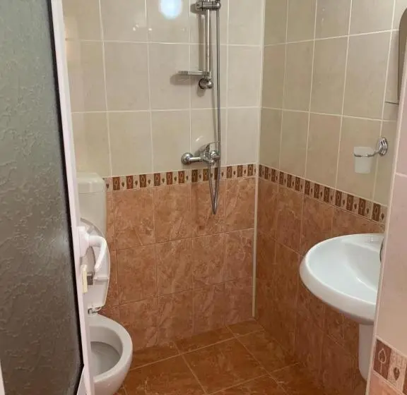 اتاق اکونومی, Lilia Guest House