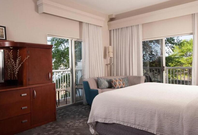 带大床的标准间, Courtyard Charleston Waterfront