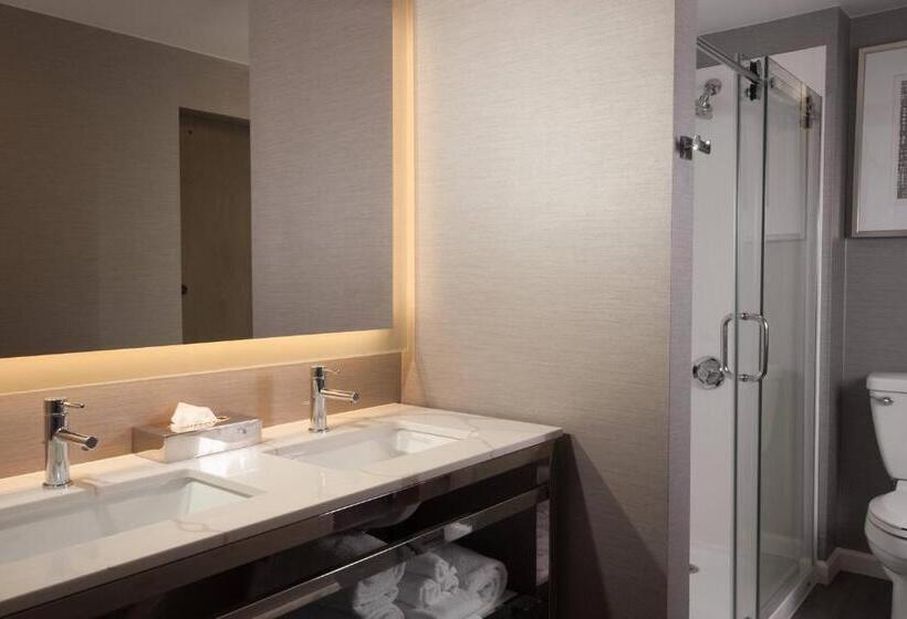 带大床的套房, Courtyard Charleston Waterfront