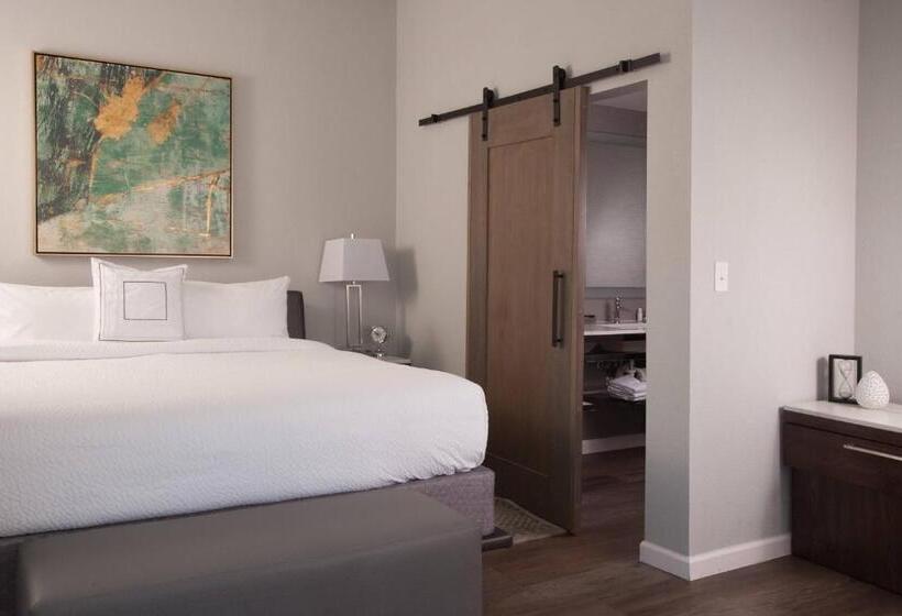 带大床的套房, Courtyard Charleston Waterfront