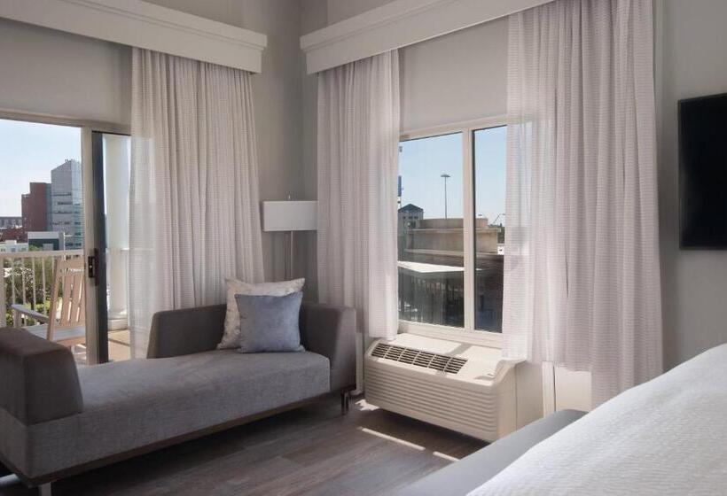 带大床的套房, Courtyard Charleston Waterfront