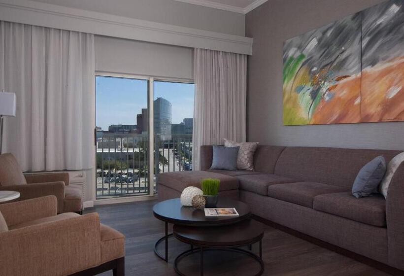 带大床的套房, Courtyard Charleston Waterfront