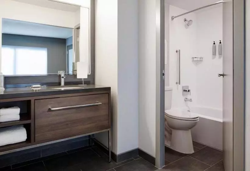 身障者適用キングサイズベッドルーム, Courtyard By Marriott Chicago Downtown/river North