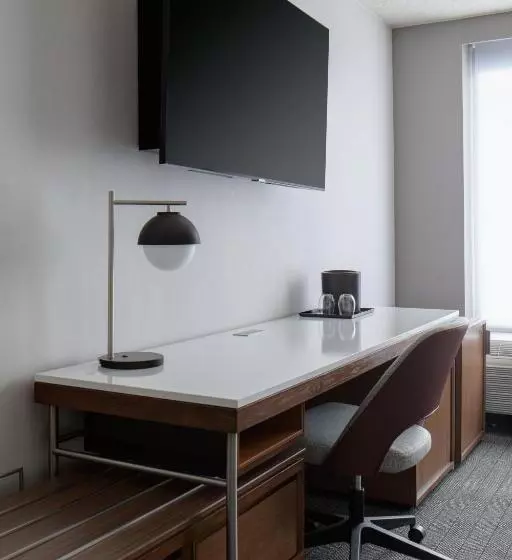 キングサイズベッドのスイートルーム, Courtyard By Marriott Chicago Downtown/river North