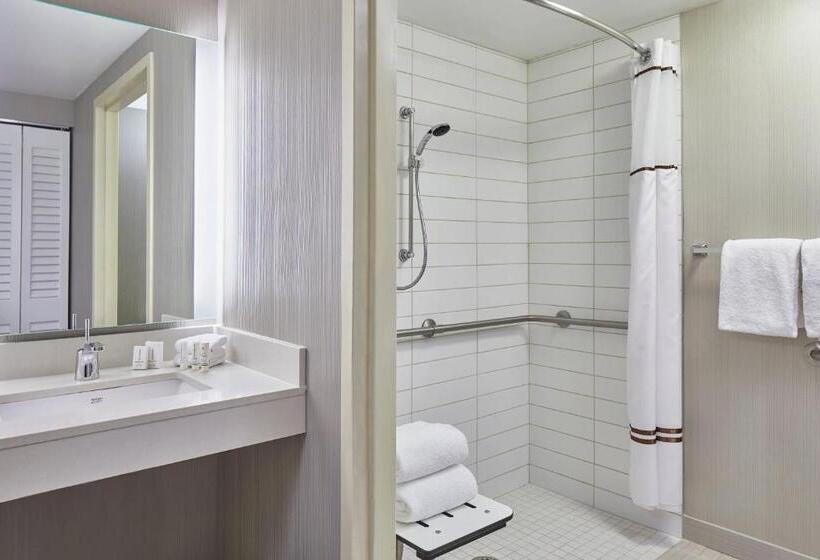 장애인을 위한 킹사이즈 침대 스탠다드 룸, Courtyard Portland Downtown/convention Center