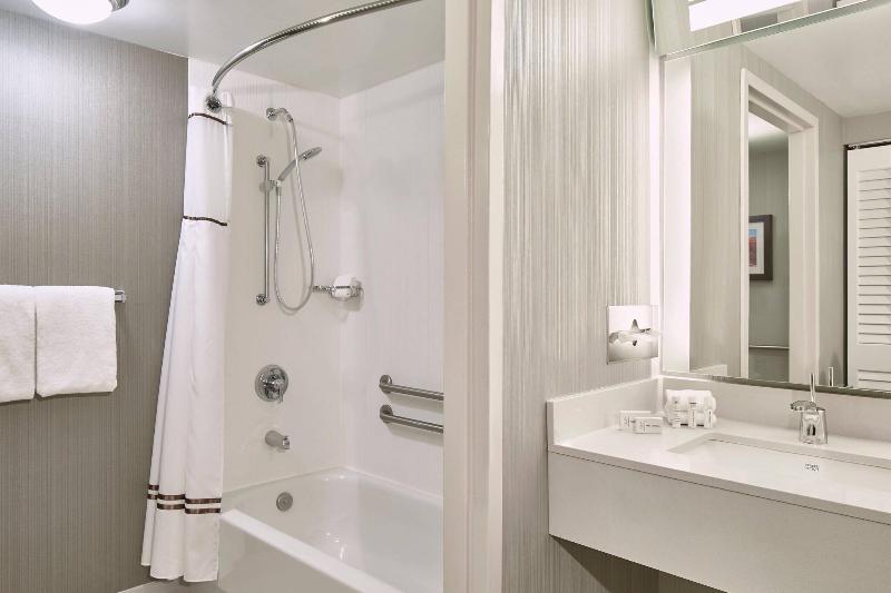 חדר סטנדרט עם מיטת קינג, Courtyard Portland Downtown/convention Center