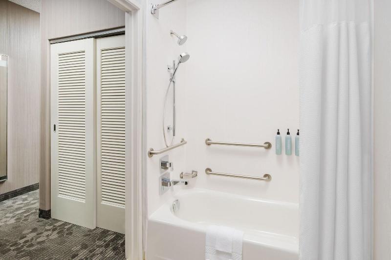스탠다드 룸 킹사이즈 침대, Courtyard By Marriott Roseville