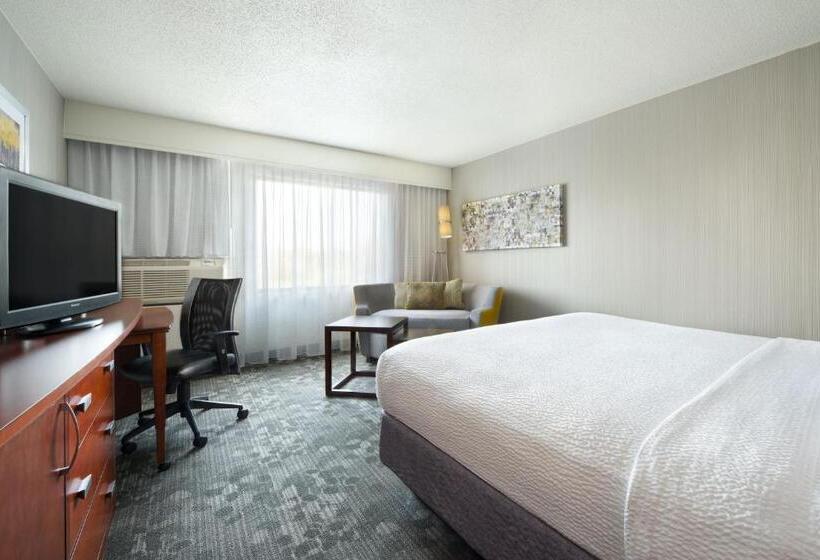 Quarto Standard Cama King para Deficientes, Courtyard Mishawaka University Area