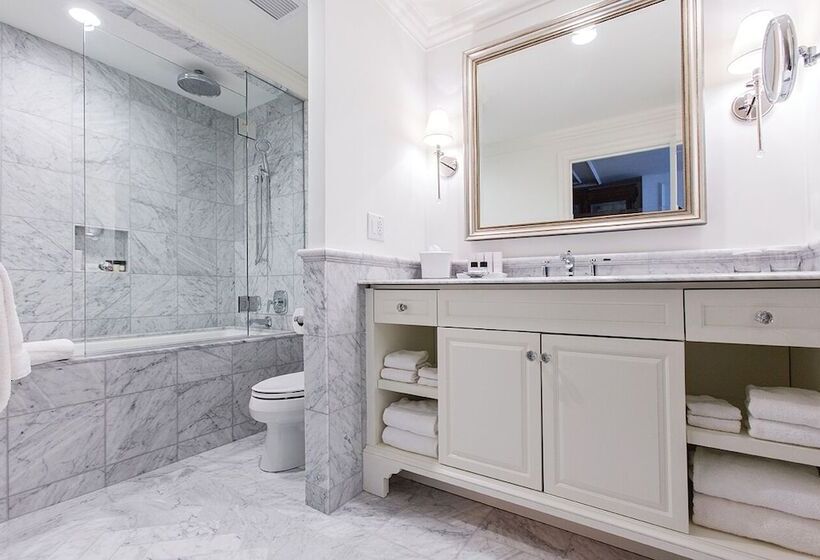 デラックスルーム, The Charleston Place