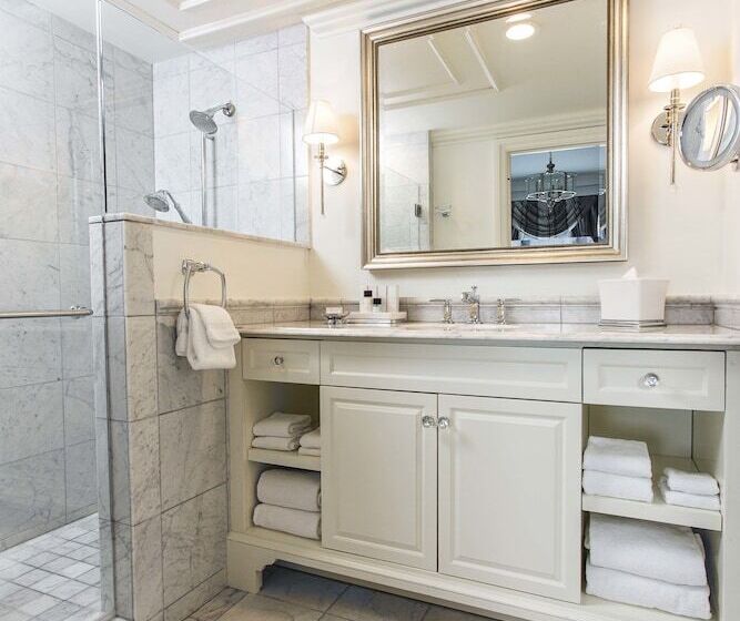 デラックスルーム, The Charleston Place