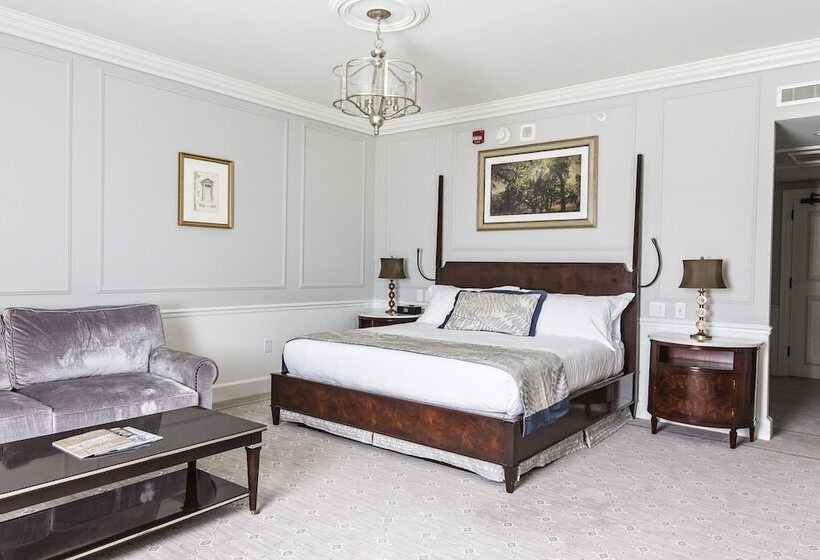 جناح جونيور, The Charleston Place